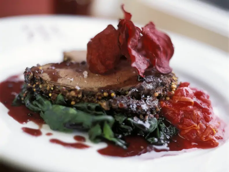 Rinderbraten mit Spinat und knuspriger Roter Bete