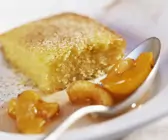 Joghurt-Grieß-Kuchen mit Aprikosenkompott