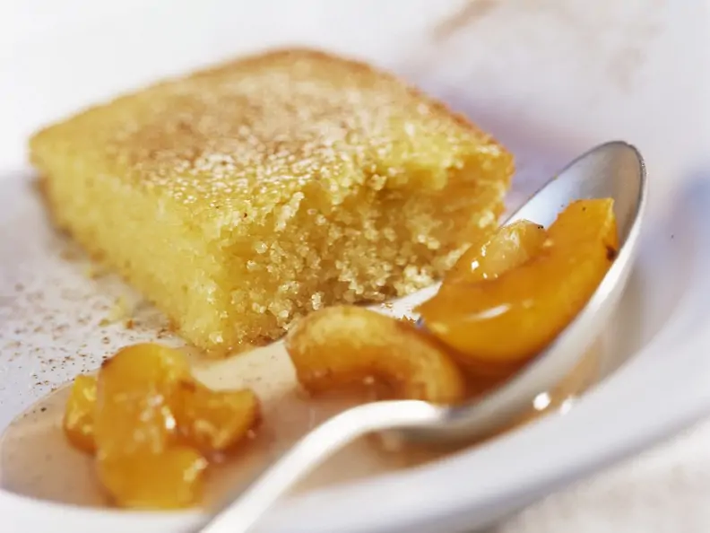 Joghurt-Grieß-Kuchen mit Aprikosenkompott