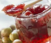 Marmelade aus Stachelbeeren im Glas