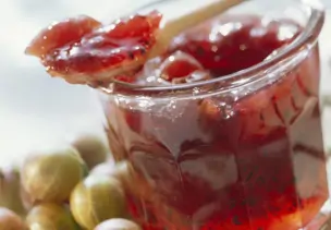 Marmelade aus Stachelbeeren im Glas
