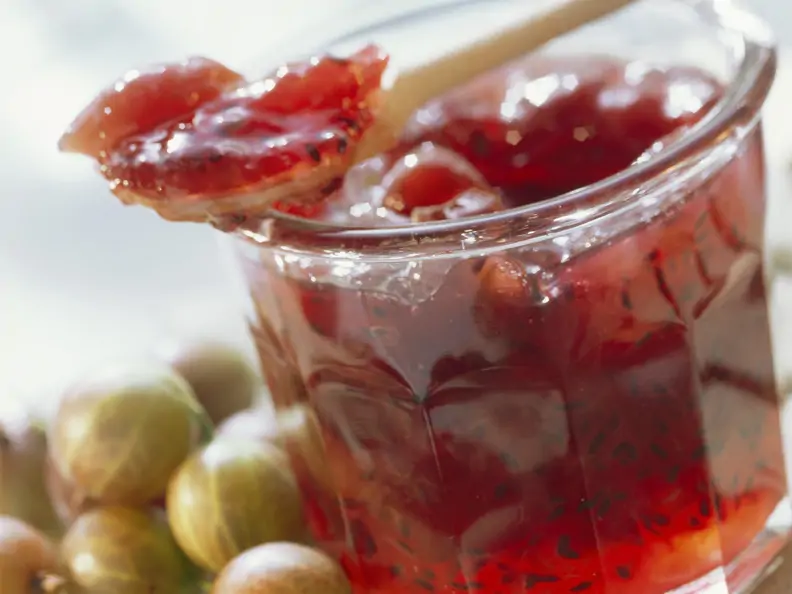 Marmelade aus Stachelbeeren im Glas