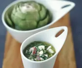 Artischocke mit Kräuter-Ei-Soße