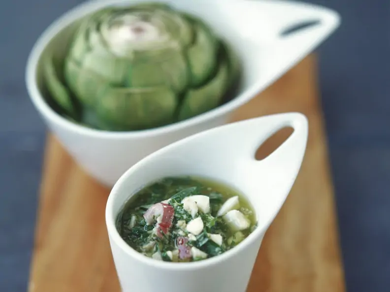 Artischocke mit Kräuter-Ei-Soße