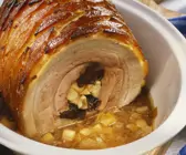 Schweinerollbraten mit Äpfeln und Pflaumen gefüllt