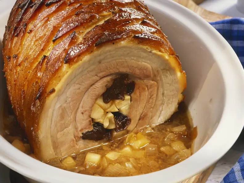 Schweinerollbraten mit Äpfeln und Pflaumen gefüllt