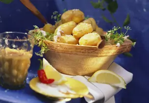 Pellkartoffeln auf kanarische Art dazu Peperonidip
