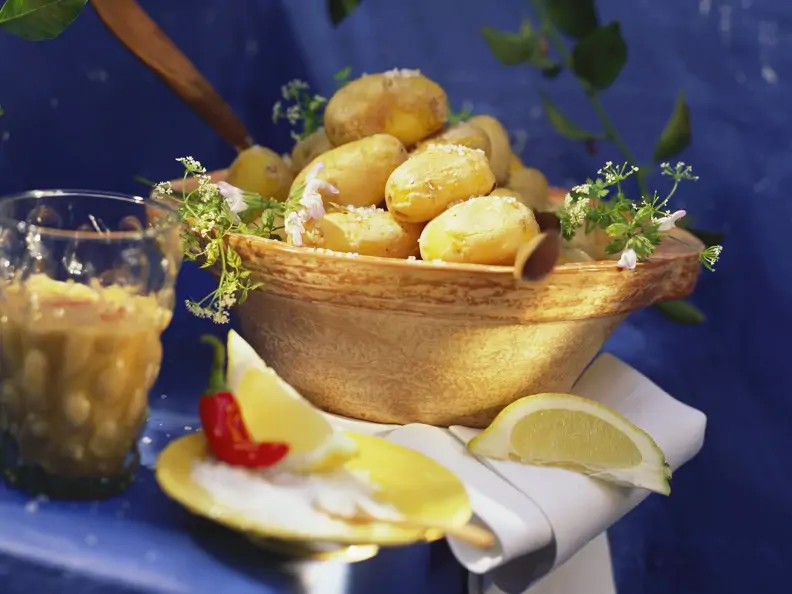 Pellkartoffeln auf kanarische Art dazu Peperonidip