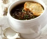 Zwiebelsuppe mit Käsebroten