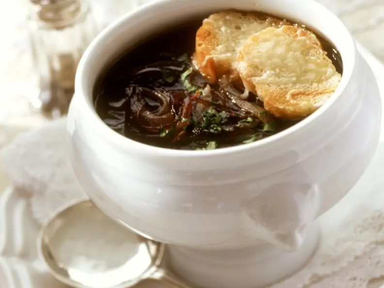 Zwiebelsuppe mit Käsebroten