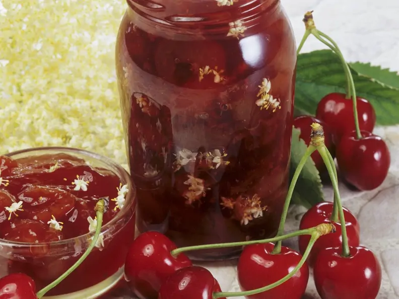 Kirsch-Holunderblüten-Marmelade