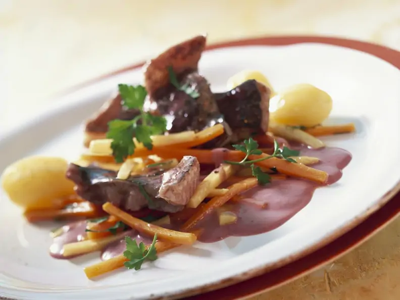 Welsfilet mit Rotweinsoße