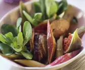 Salat aus Rapunzel, Entenleber, Rhabarber und Feige