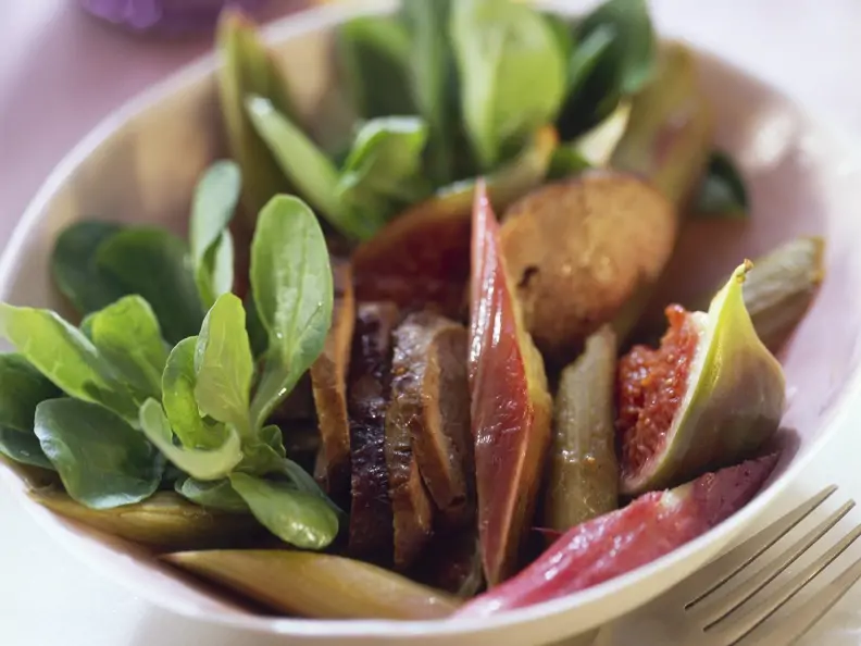Salat aus Rapunzel, Entenleber, Rhabarber und Feige