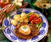 Kotelett mit Apfel und Petersilienkartoffeln