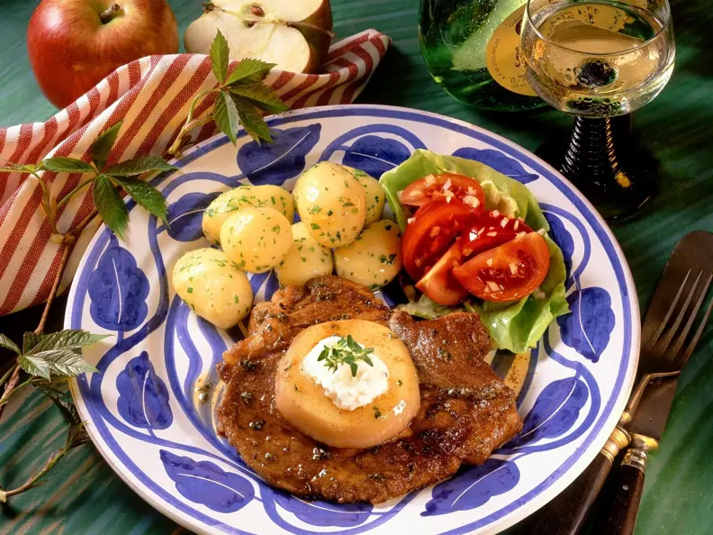Kotelett mit Apfel und Petersilienkartoffeln