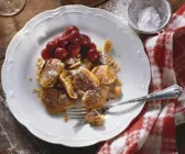 Sauerrahm-Schmarrn mit Nüssen und Kirschkompott