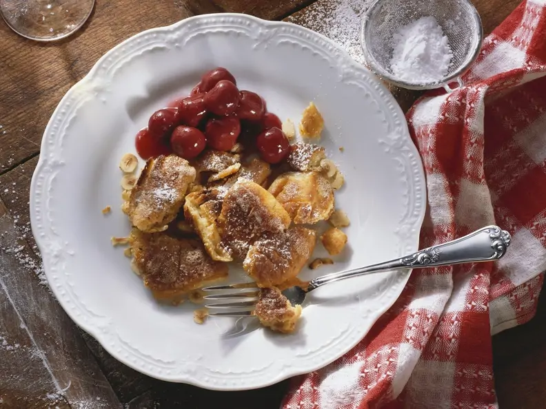 Sauerrahm-Schmarrn mit Nüssen und Kirschkompott