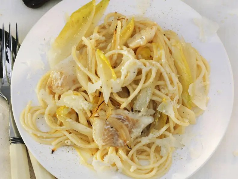 Pasta mit Chicorée und Fisch