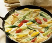 Gemüseomelett mit Spargel und Paprika