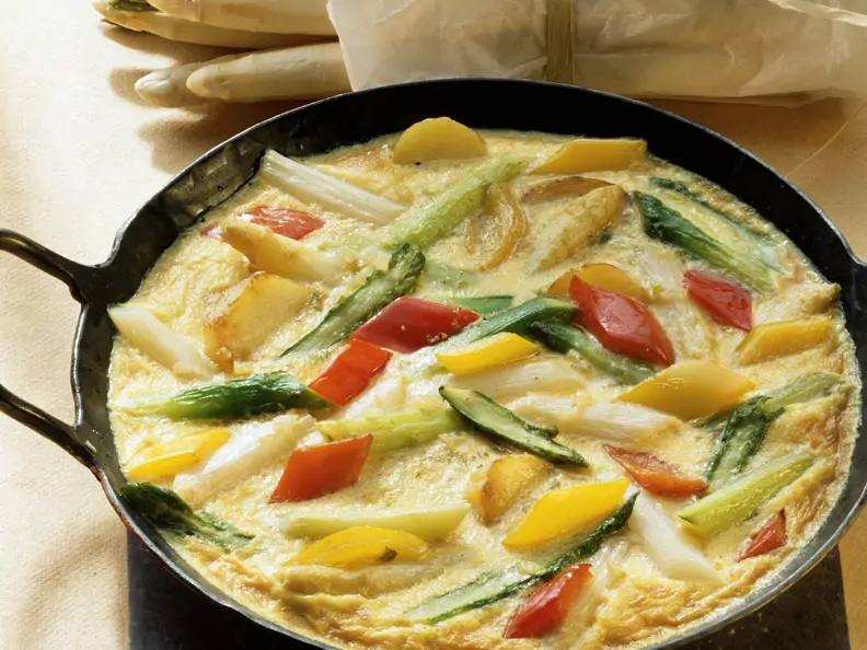 Gemüseomelett mit Spargel und Paprika
