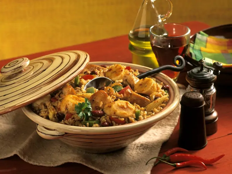 Kreolischer Eintopf mit Hähnchen, Mais, Bohnen und Banane (Gumbo)