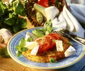 Rösti mit Knoblauch dazu Camembert und Tomaten