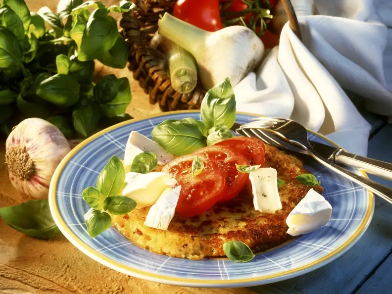 Rösti mit Knoblauch dazu Camembert und Tomaten