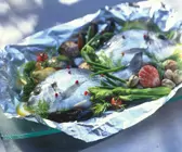 Gebackene Doraden mit Muscheln und Spargel