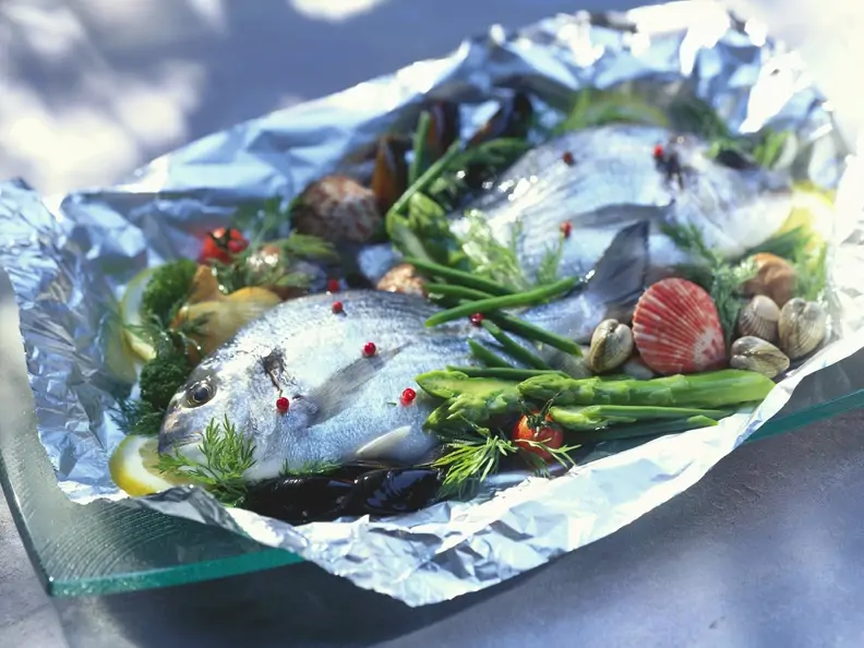 Gebackene Doraden mit Muscheln und Spargel