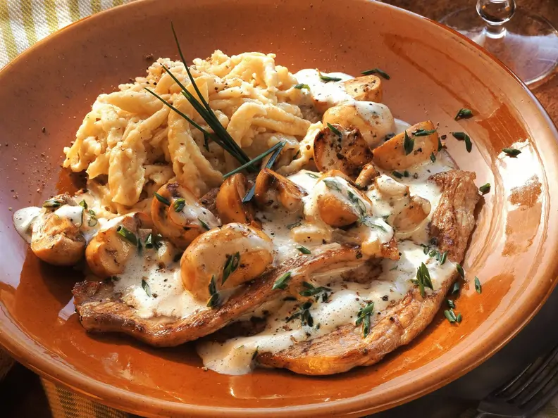 Jägerschnitzel mit Pilzsoße und Spätzle