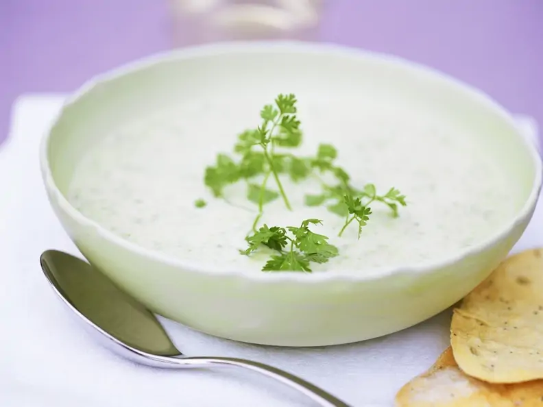 Joghurtkaltschale mit Kräutern