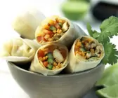 Teigröllchen mit Fleisch und Gemüse gefüllt