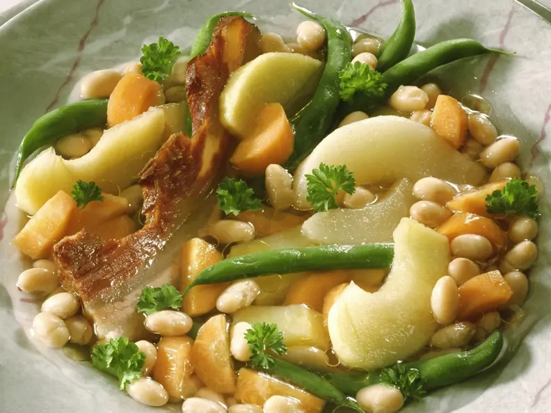 Bohneneintopf mit Speck und Birne