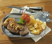 Rumpsteak mit Zwiebeln und gebratenen Kartoffeln