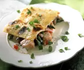 Lachs-Lasagne mit Gorgonzola, Spargel und Tomaten