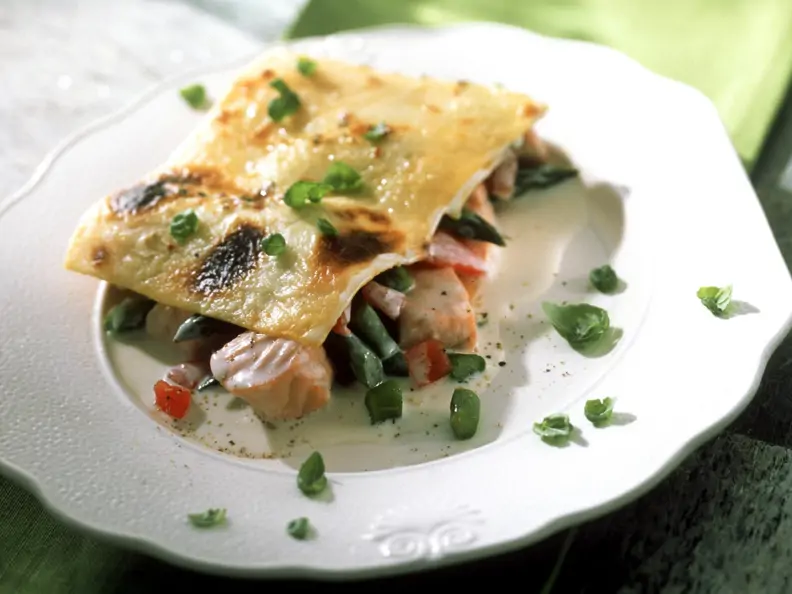 Lachs-Lasagne mit Gorgonzola, Spargel und Tomaten
