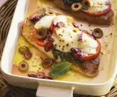 Schweineschnitzel mit Caprese-Haube (Tomate, Mozzarella, Pesto)
