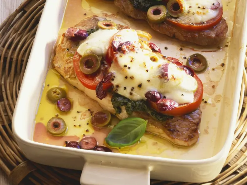 Schweineschnitzel mit Caprese-Haube (Tomate, Mozzarella, Pesto)