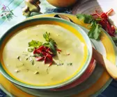 Cremige Kräutersuppe mit Salami
