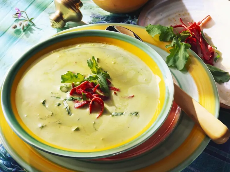 Cremige Kräutersuppe mit Salami