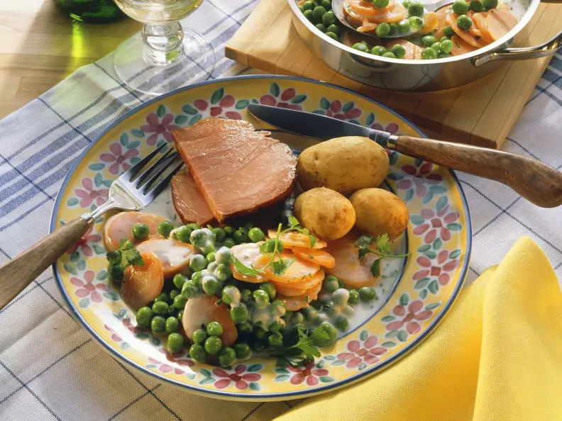 Kassler mit buntem Gemüse und Kartoffeln