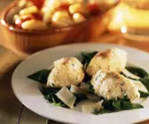 Quark-Nockerl auf Spinat mit Parmesan