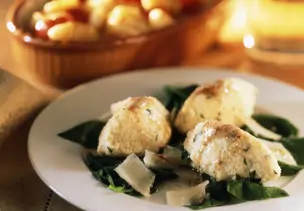 Quark-Nockerl auf Spinat mit Parmesan