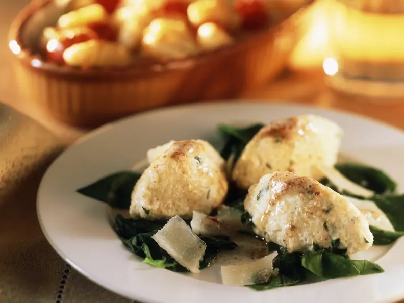 Quark-Nockerl auf Spinat mit Parmesan