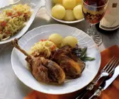 Gänsekeule mit Sauerkraut und Knödeln
