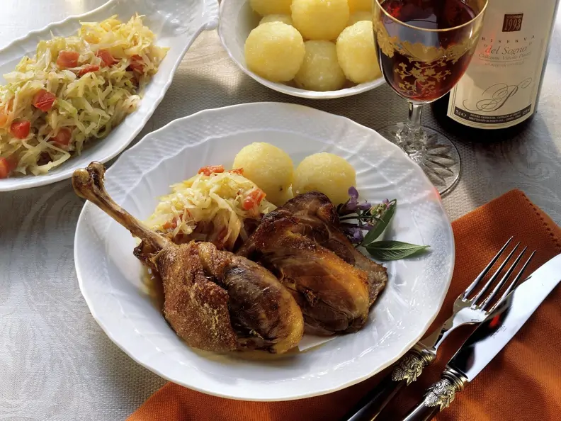 Gänsekeule mit Sauerkraut und Knödeln