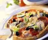 Pizza mit Artischocken und Oliven