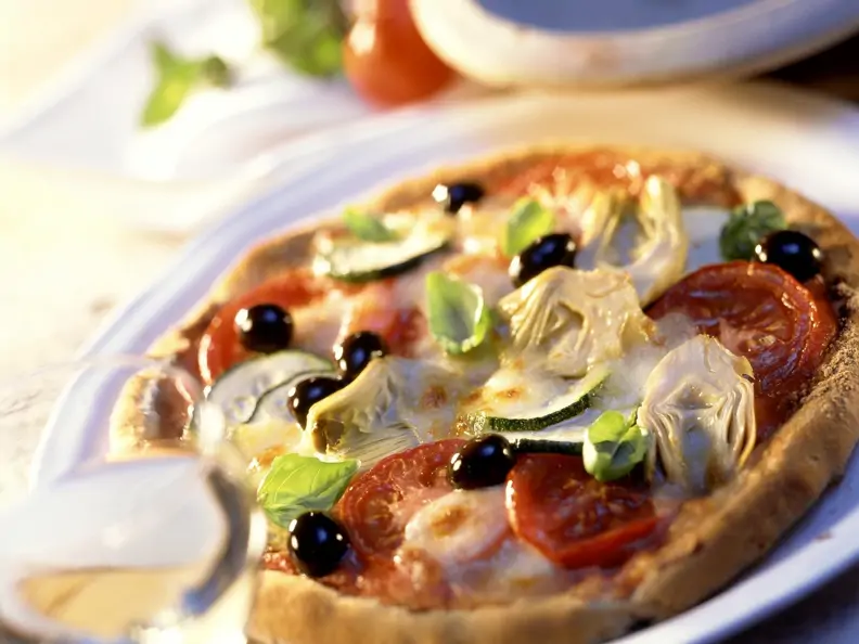 Pizza mit Artischocken und Oliven