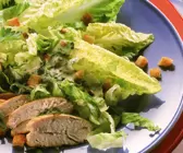 Römersalat mit Hähnchenbrust und Croutons